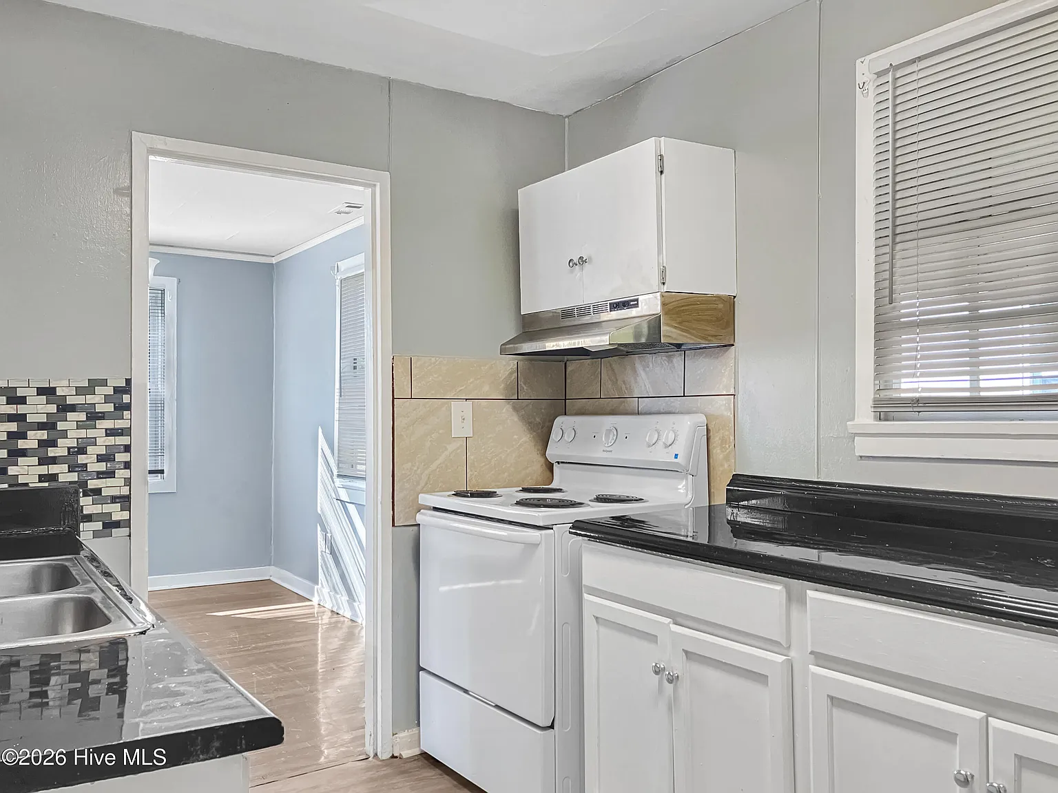 3 bed, 1.0 bath, 1025 sqft, $1,390 — Photo 2
