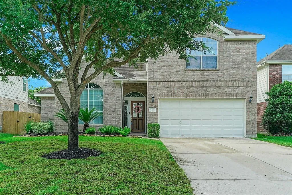 3 bed, 2.5 bath, 2420 sqft, $2,375 — Photo 2