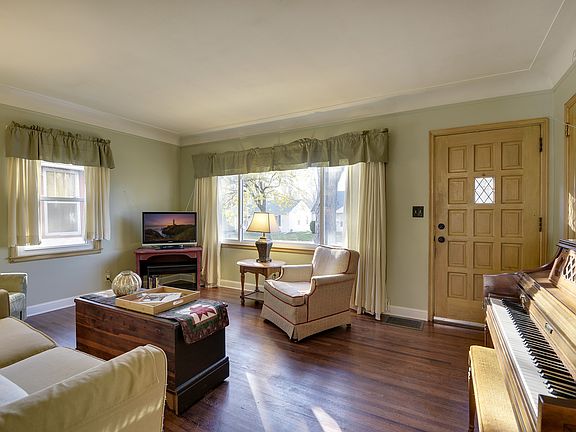 Crisp & spacious living rm!