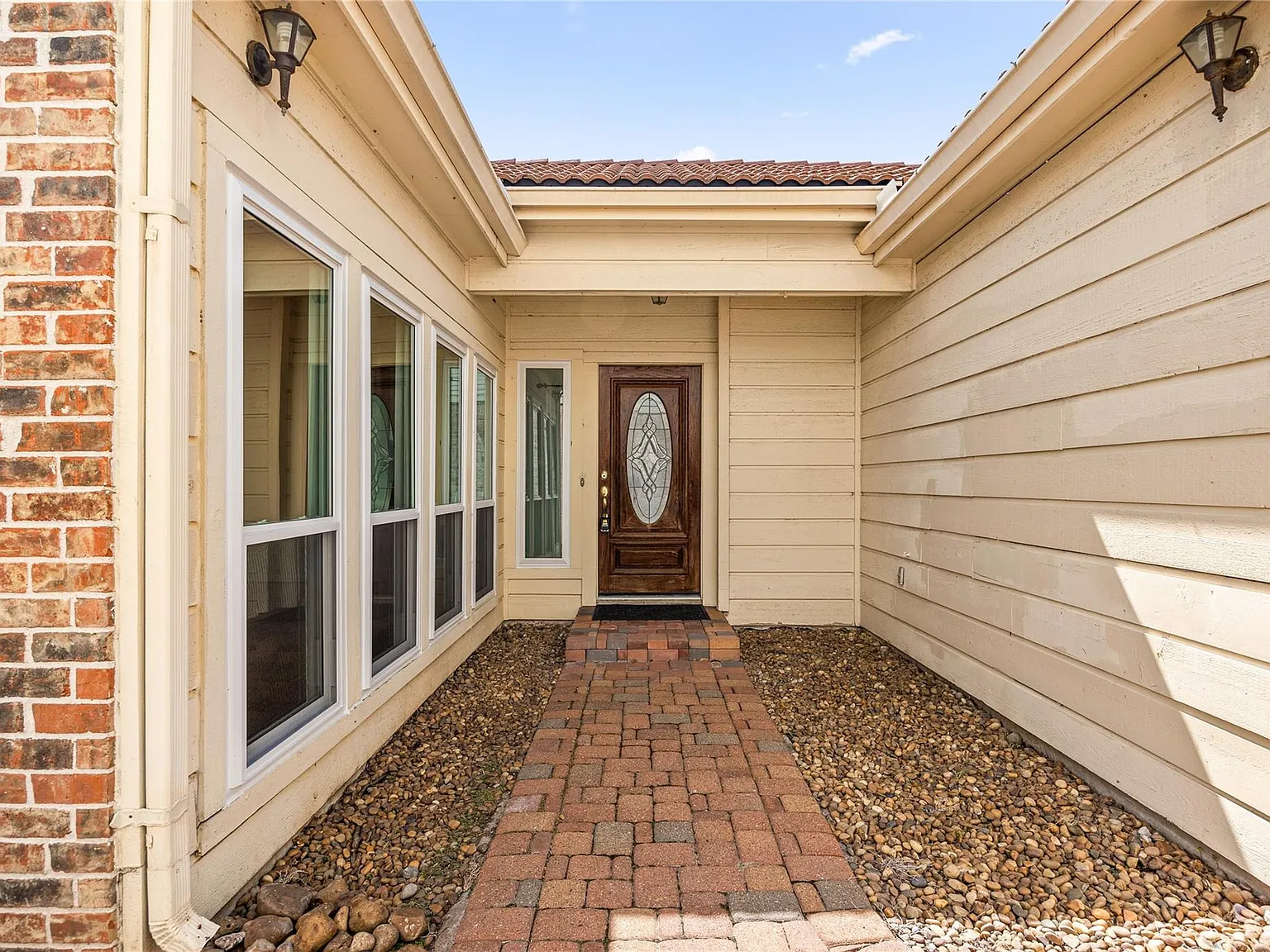 3 bed, 2.0 bath, 2132 sqft, $2,600 — Photo 4