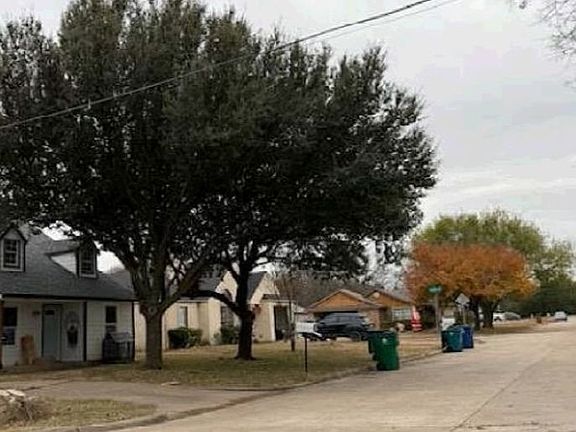 Exterior Neighborhood (street photo)