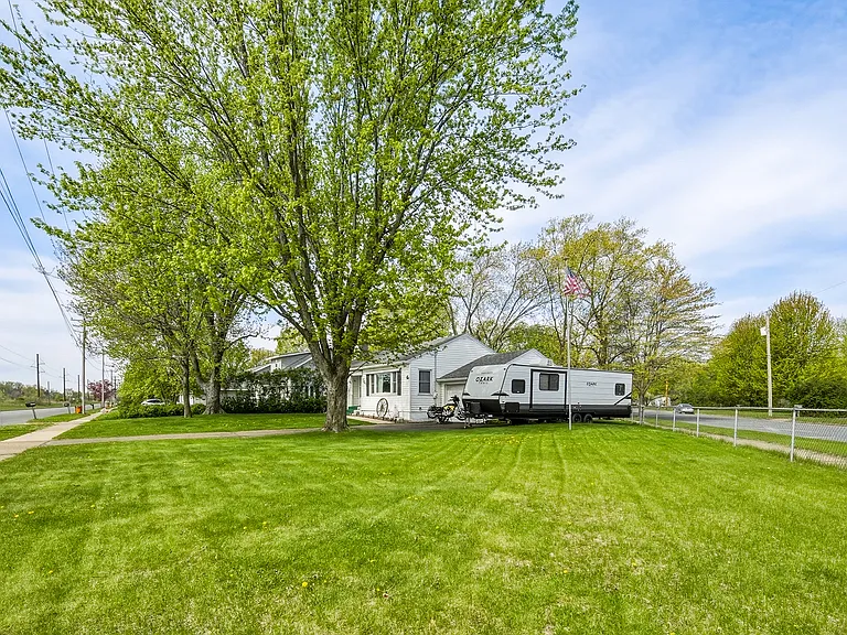 3258 Anderson Dr — Photo 3