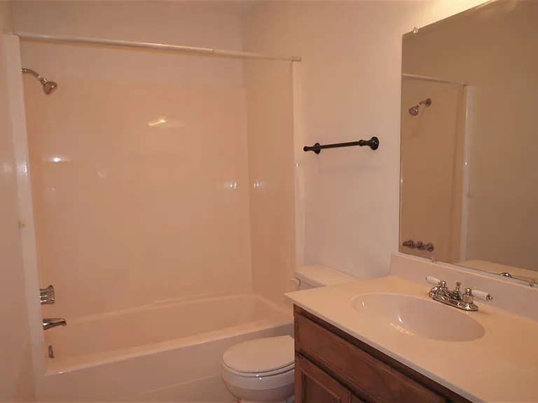 1138 Kensington Ct — Photo 9
