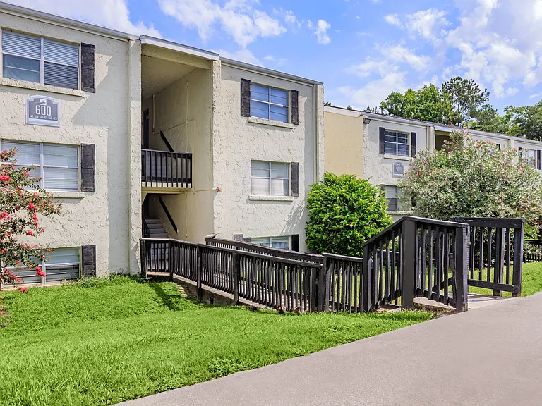 Silversmith Creek Apartments — Photo 18
