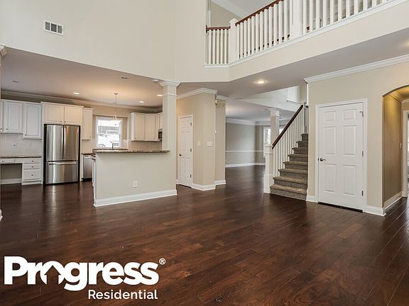 5th image of 444 Lake Forest Dr