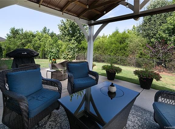 5th image of 205 Hunters Hill Dr