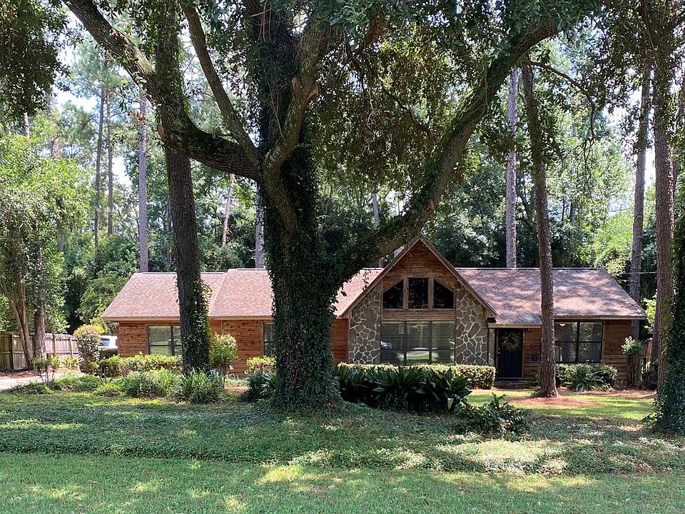 1st image of 206 Live Oak Cir