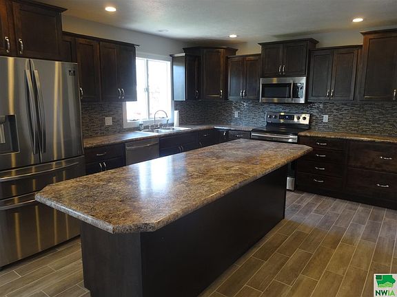 4th image of 413 Sharpe Dr