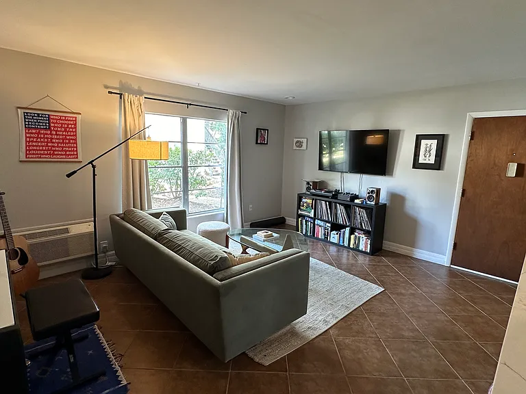 132 W America St #25 — Photo 4