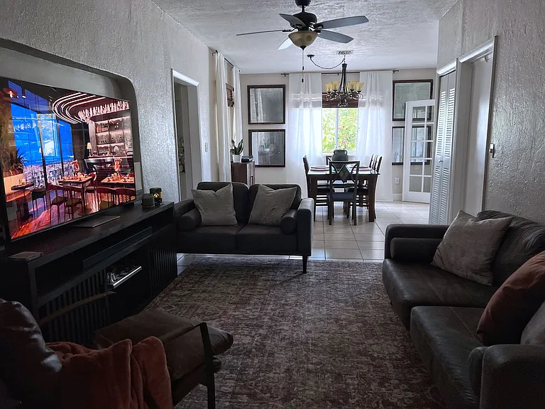 2040 NE 183rd St — Photo 36
