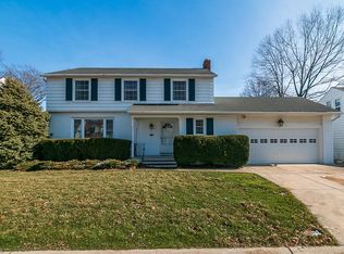 61 Lake Edge Dr, Euclid, OH 44123