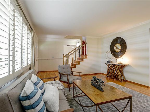 5th image of 319 Manzanita Ave