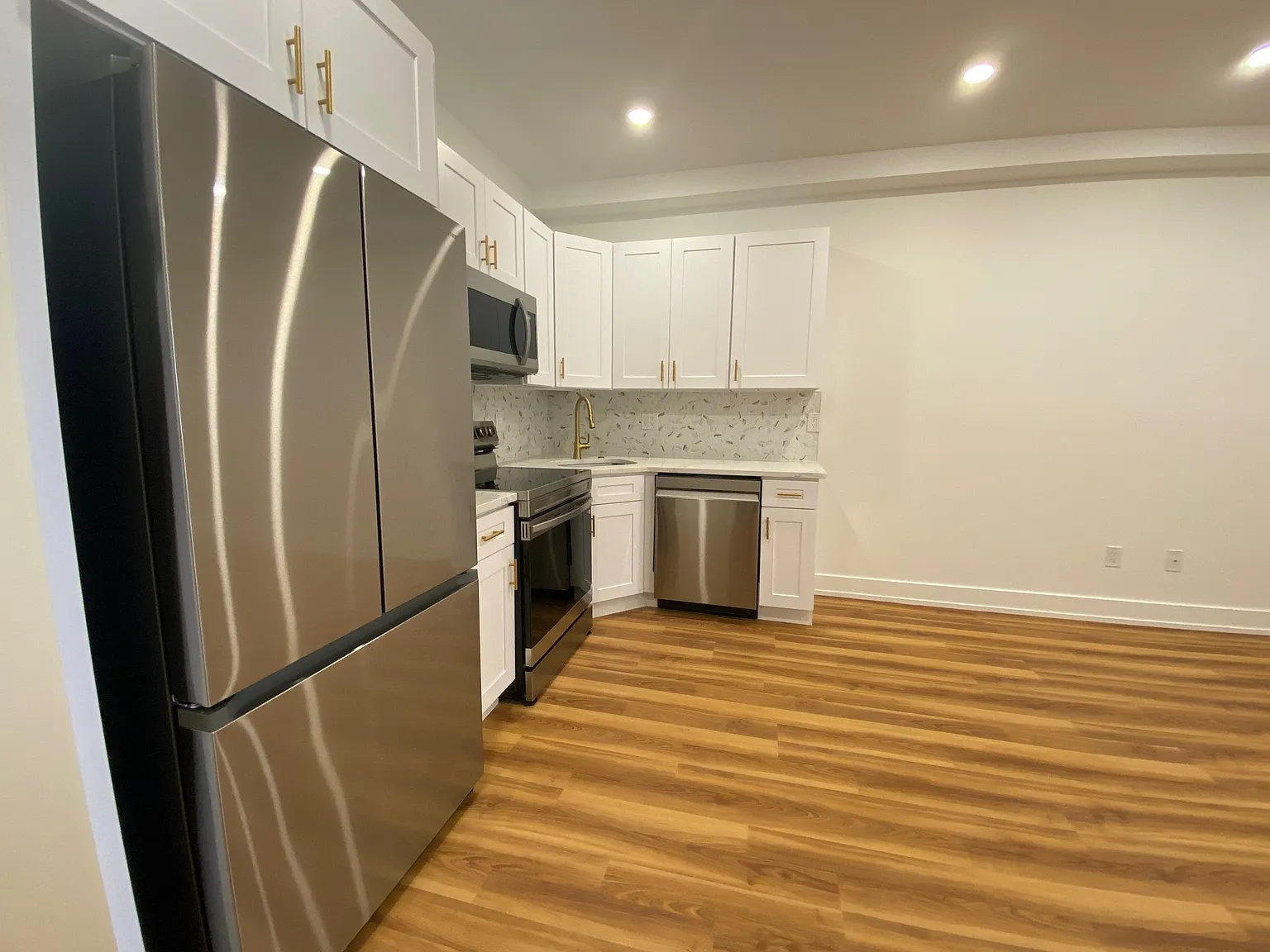 3 bed, 950 sqft, $2,000 — Photo 3