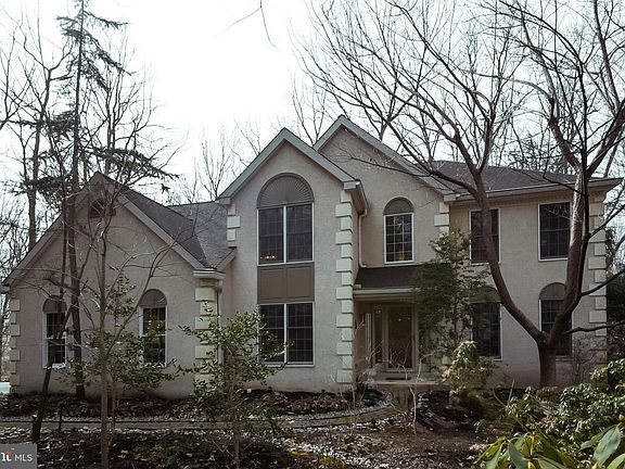 3rd image of 203 Silver Fox Ln