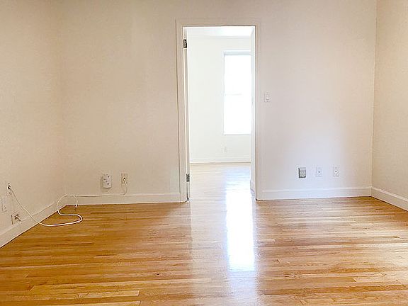 4th image of 320 E 81st St APT 14