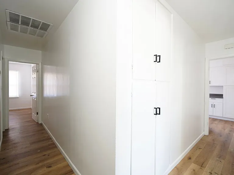 604 W 10th St — Photo 37