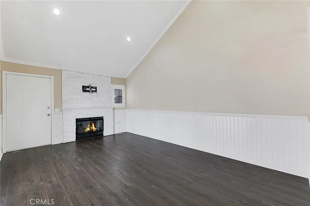 3 bed, 2.5 bath, 1332 sqft, $3,800 — Photo 4