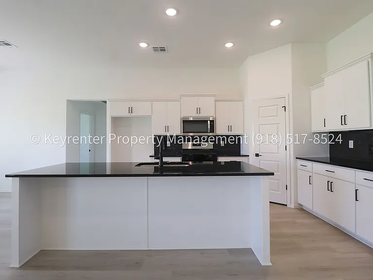 2908 S Redwood Ave — Photo 10