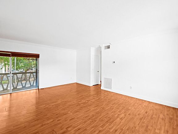 5th image of 21 Edgewater Dr APT 208
