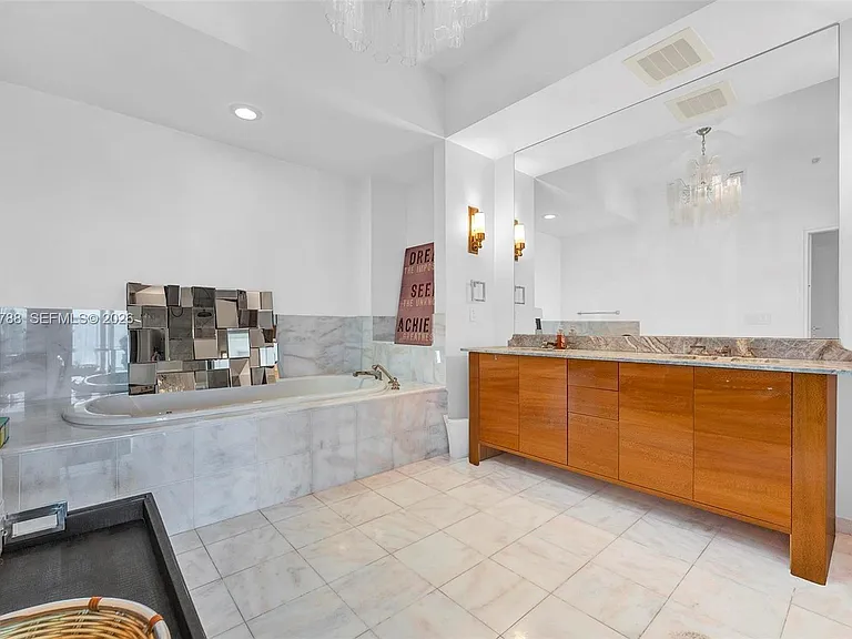 50 S Pointe Dr #2102 — Photo 23