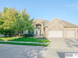 4714 Lake Forest Dr, Papillion, NE 68133