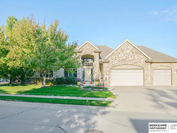 4714 Lake Forest Dr, Papillion, NE 68133