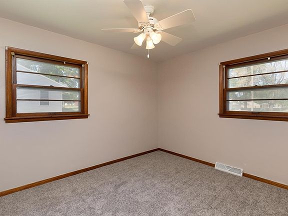 4th image of 412 Gilbertville Rd