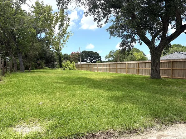 2930 3rd Ave N, Texas City, TX 77590