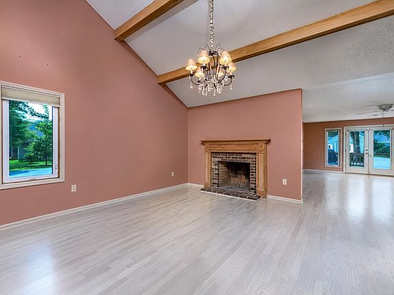 5th image of 623 Rosemary Ln.