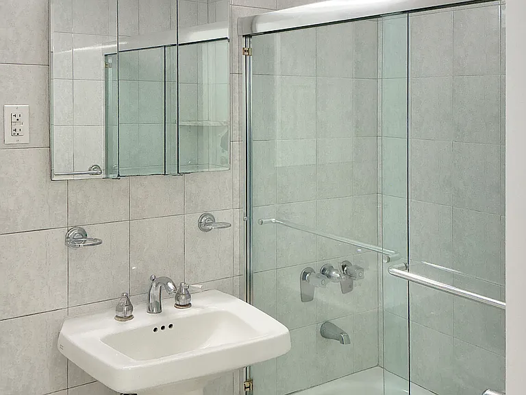150 E 18th St #7K — Photo 7