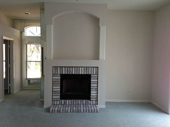 3rd image of 4307 Round Lake Ct