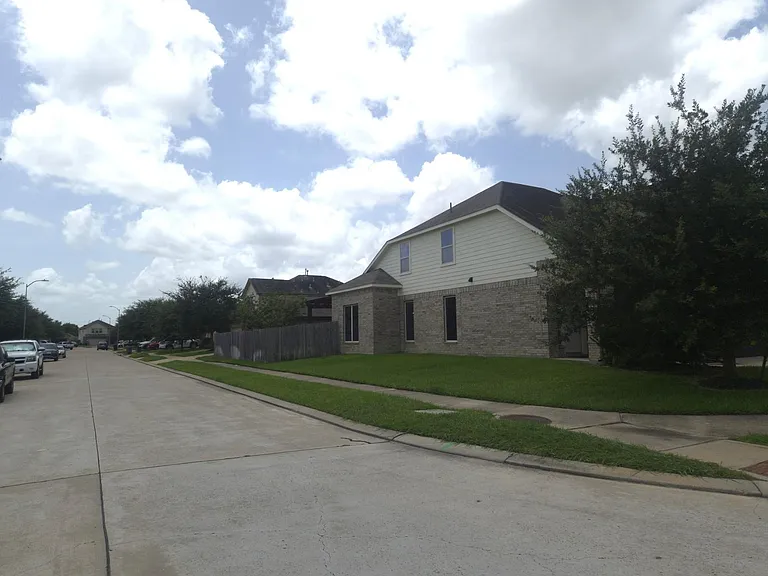20703 Winghaven Dr — Photo 3