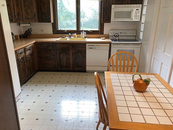 3rd image of 584 Hyacinth Pl