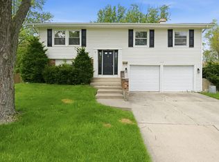 2S206 Mayfield Ln, Glen Ellyn, IL 60137