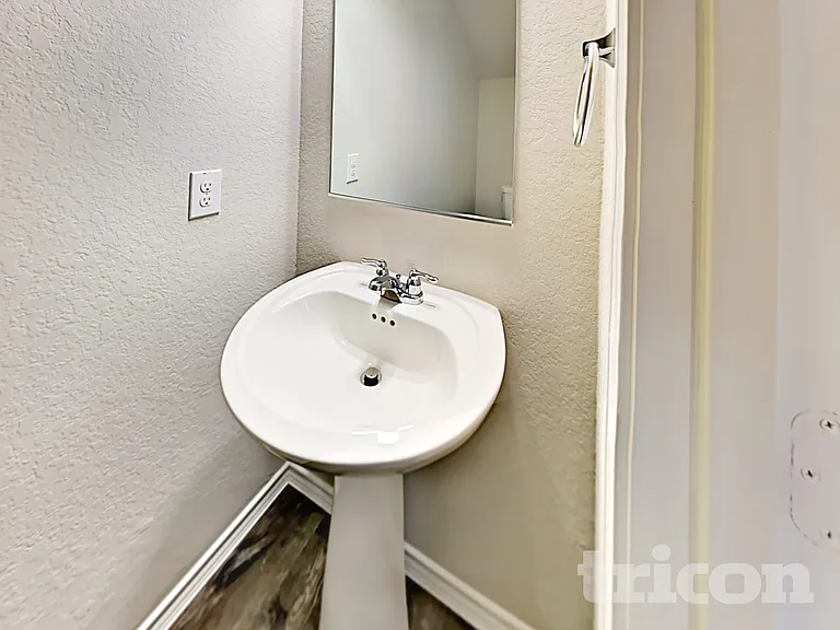 5202 Everett Loop — Photo 16