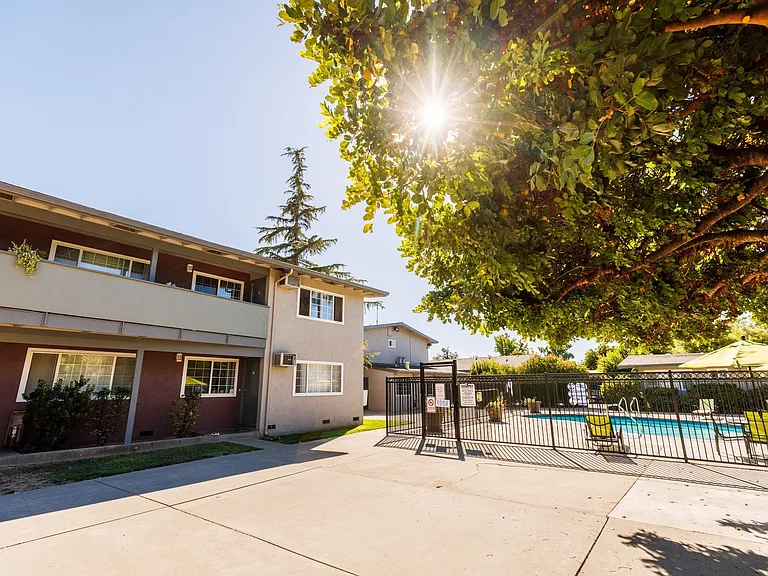 Catalina Crest Apartments — Photo 12