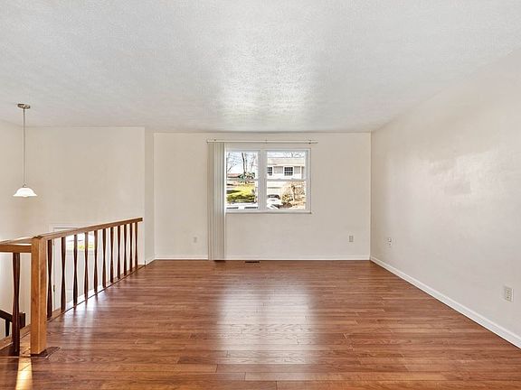 4th image of 2640 Fox Chase Ct S