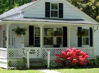35 Hall St, Chagrin Falls, OH 44022