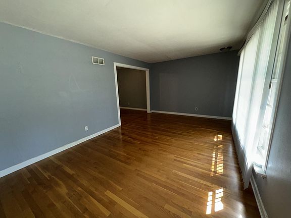 5th image of 1319 Thatcher Ave