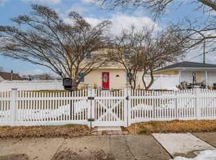 3 Brook Ln, Levittown, NY 11756