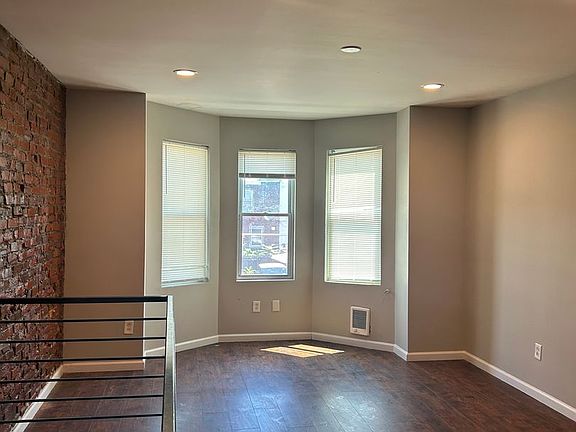 3rd image of 1850 Clarence St Floor 2