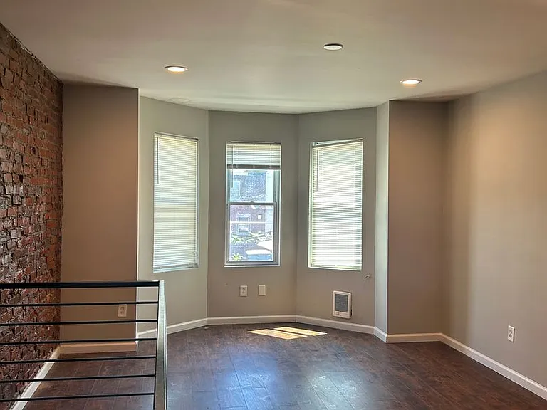 1850 Clarence Street — Photo 3