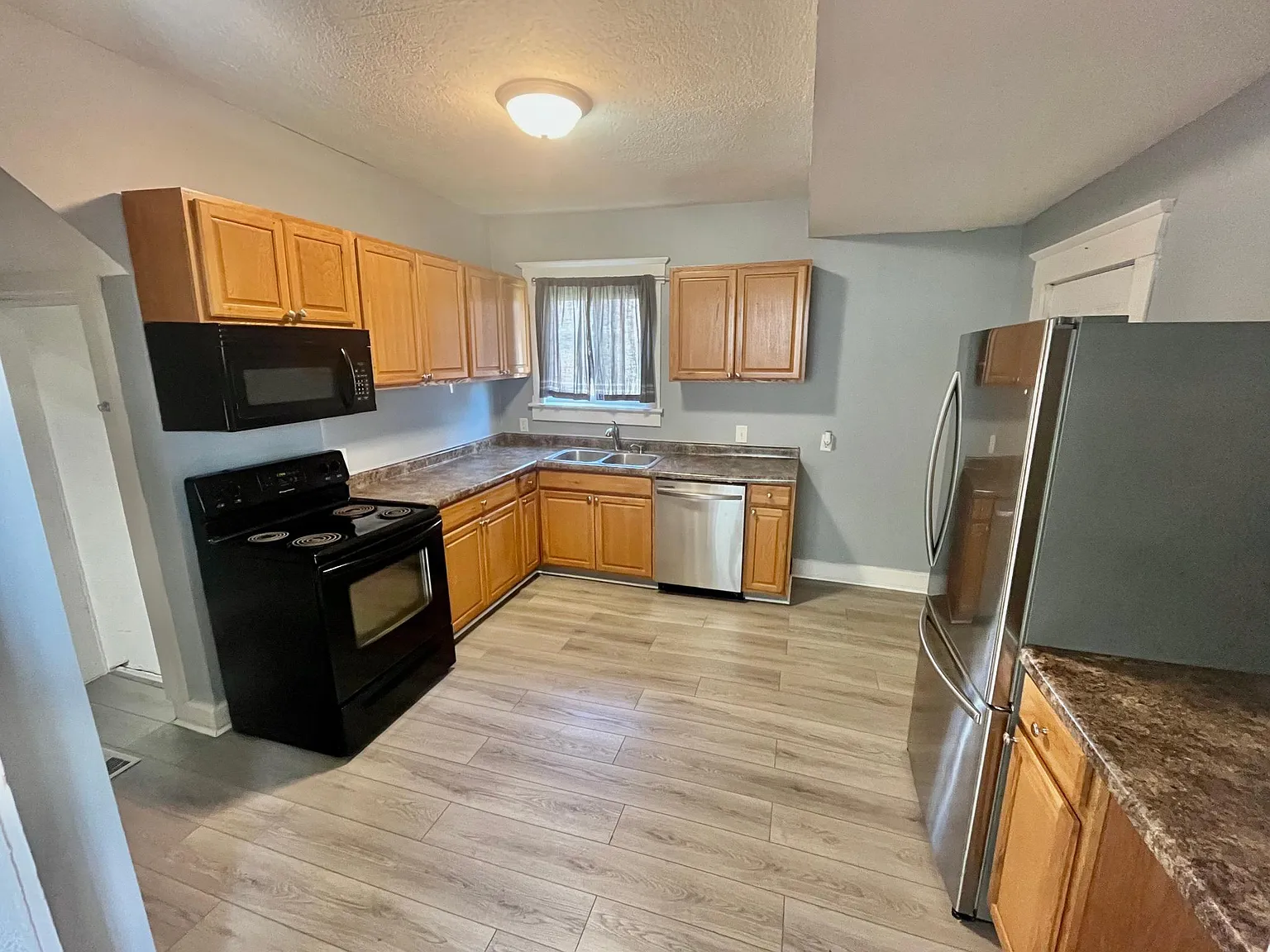 3 bed, 1872 sqft, $1,700 — Photo 4