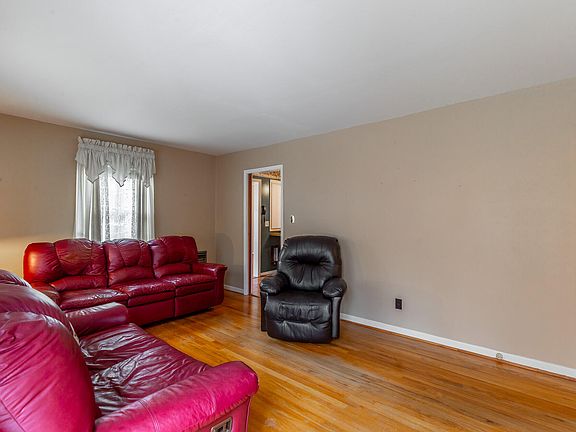 4th image of 707 Bronson St