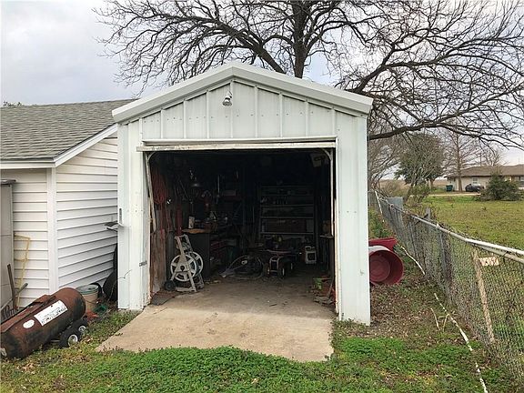 5th image of 1302 E McLennan Ave
