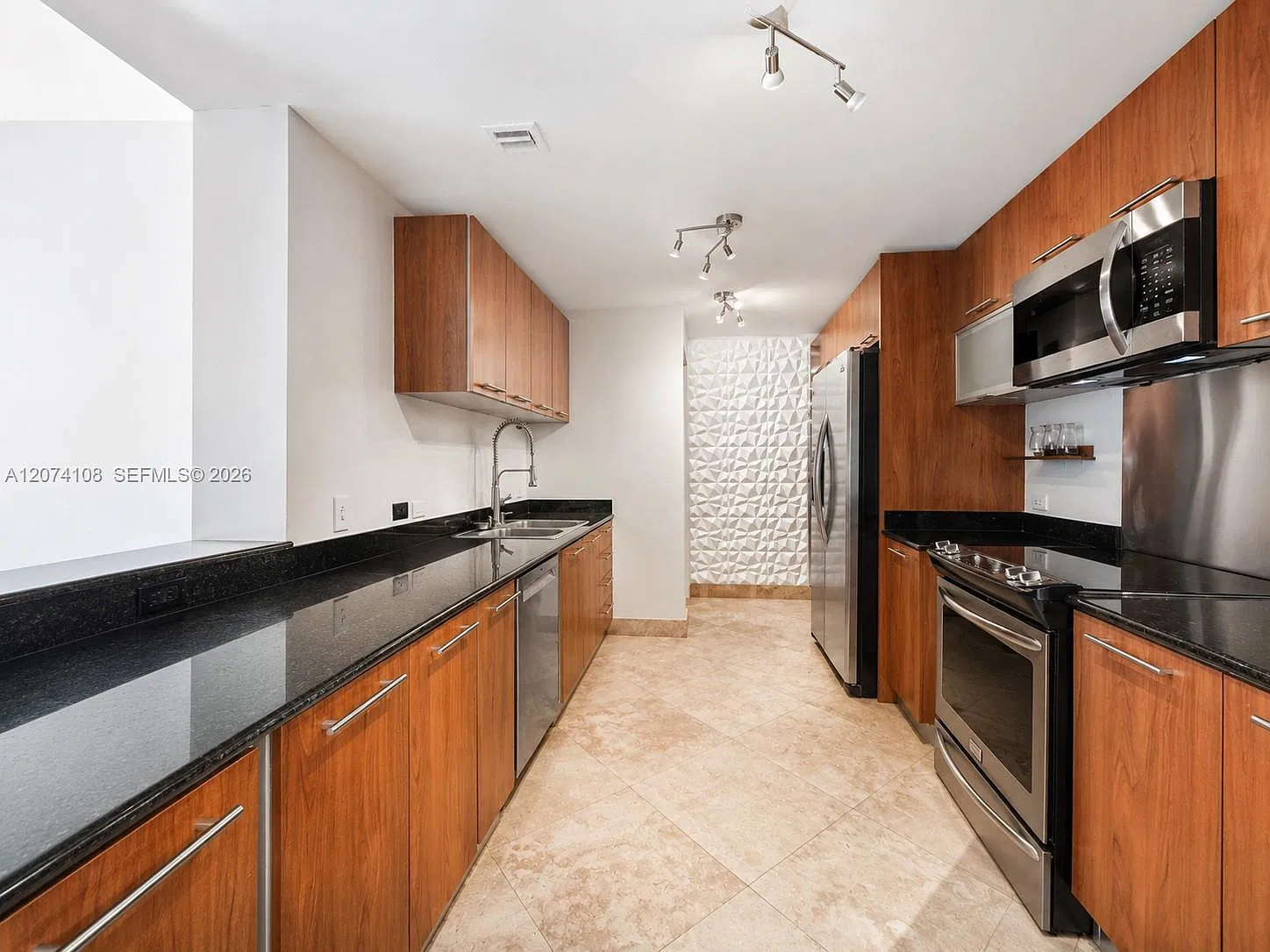 Eastside At Aventura Cond — Photo 3