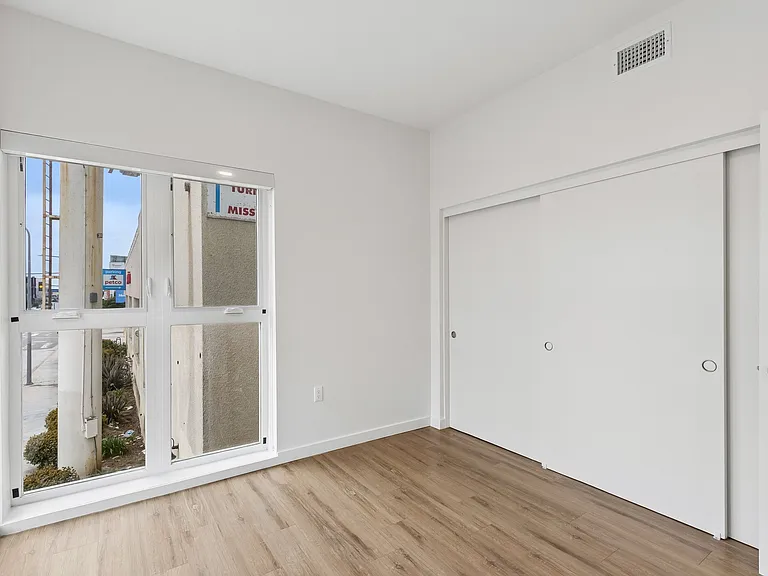 Maxwell Apartments — Photo 40