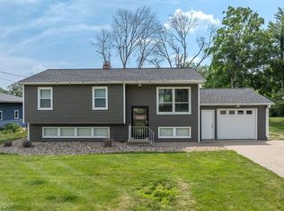 1624 Memorial Dr SE, Cedar Rapids, IA 52403