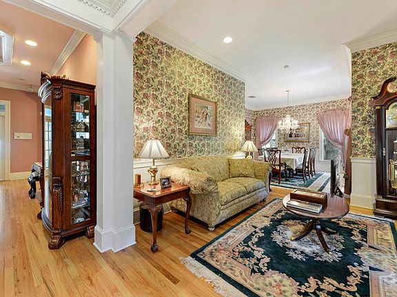 5th image of 40 Old Oak Ln