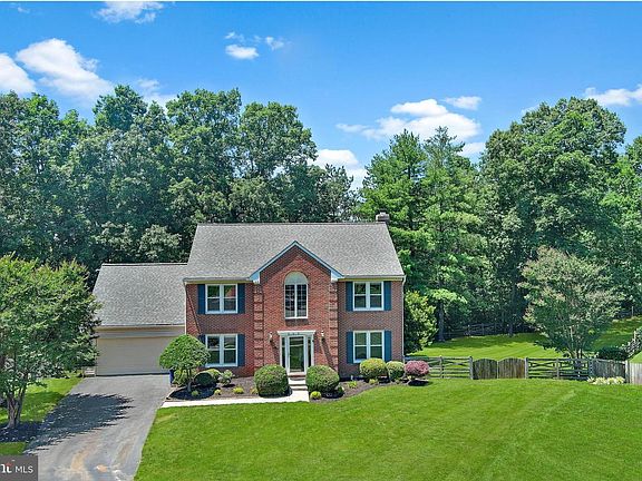 2nd image of 909 Broad Oaks Dr
